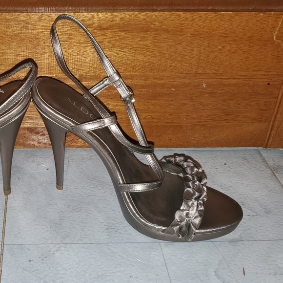 4 inch Aldo open toe gold strappy high heels - Picture 2 of 4